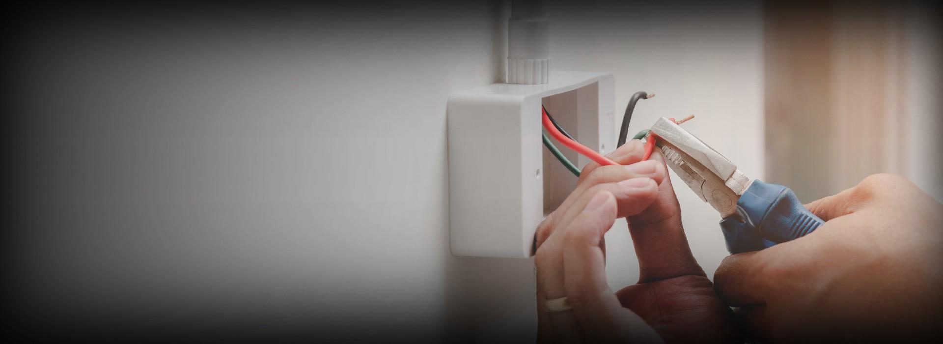 kable wystające z puszki elektrycznej jedne z kabli zaciskany kombinerkami