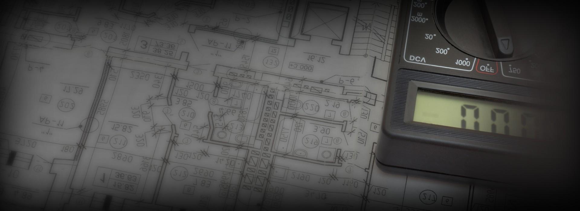 miernik elektryczny leżący na planach